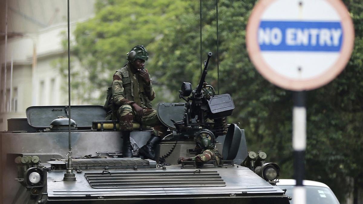 Soldados sentados en un vehículo militar en una calle de Harare, la capital de Zimbabue, el 16 de noviembre.