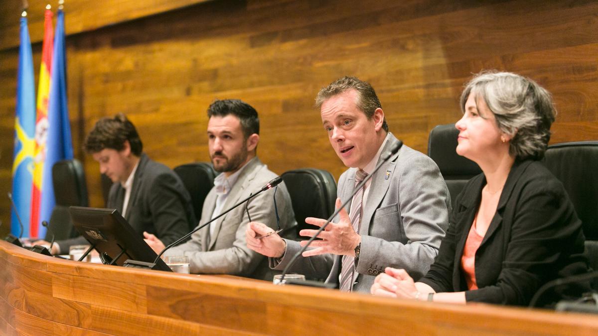 Marcelino Marcos Líndez se dirige a los escolares, en el pleno infantil celebrado en la Junta General del Principado.