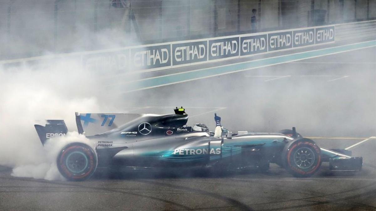 Lewis Hamilton hace un donut o burn out