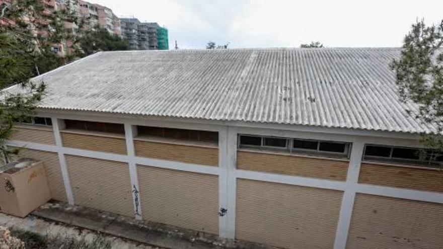 Techo de uralita del colegio Vasco Núñez de Balboa de Benidorm, ayer.