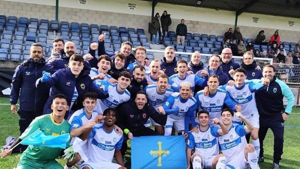 La selección asturiana celebra el pase de ronda en la Copa de Regiones de la UEFA.