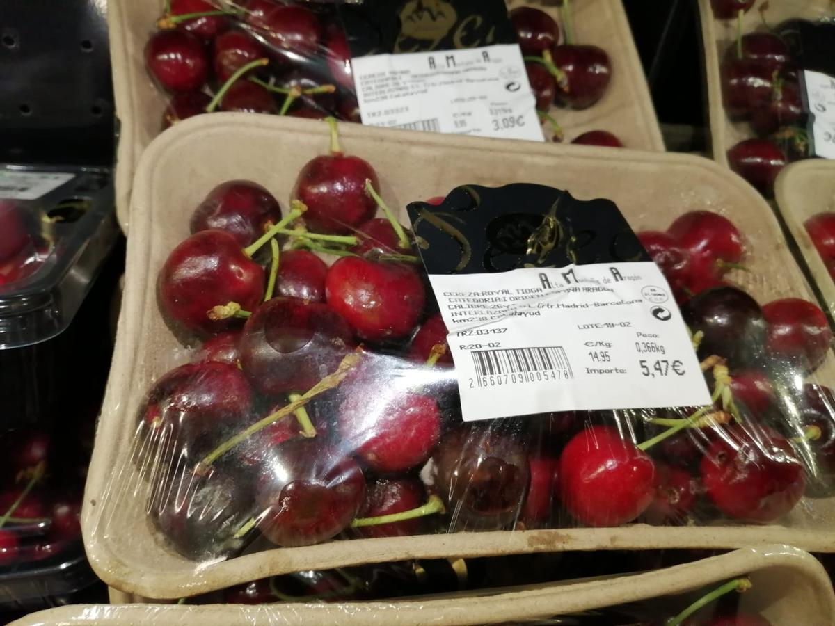 Una caja de cerezas (el peso es de 366 gramos) en un lineal, a casi 15 euros el kilo.