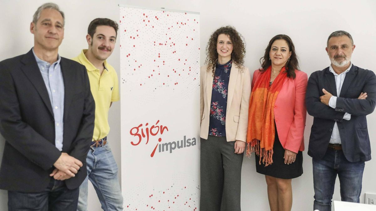 Por la izquierda, Eduardo Cuesta, Daniel González, Laura Calzada, Pilar L. González y Luis Díaz, en la sala de juntas del Edificio Impulsa del Parque Científico Tecnológico. 