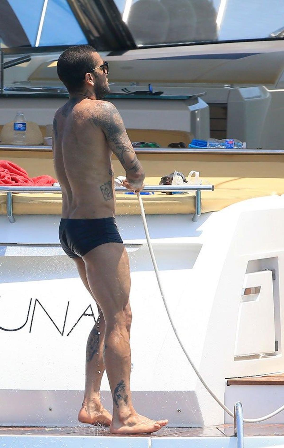 Dani Alves se da una ducha antes de ponerse a tomar el sol