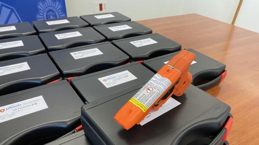 Un policía rocía con gas pimienta a un ladrón que logra huir al saltar por la ventanilla de un coche de alta gama en Alhama de Murcia