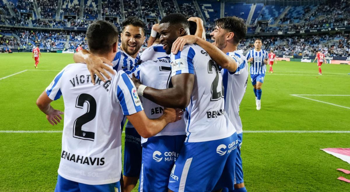 Los jugadores del Málagacelebran el gol del triunfoante el Lugo.  gregorio marrero