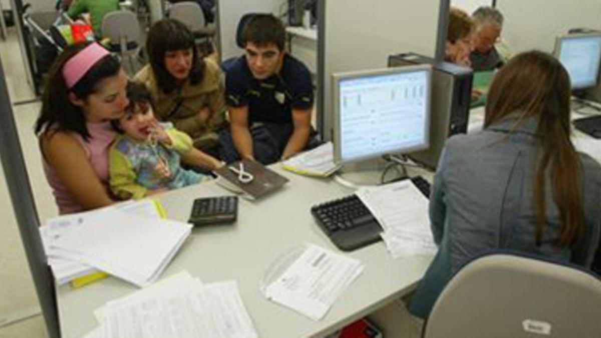 Una familia solicitando el borrador del IRPF en Barcelona