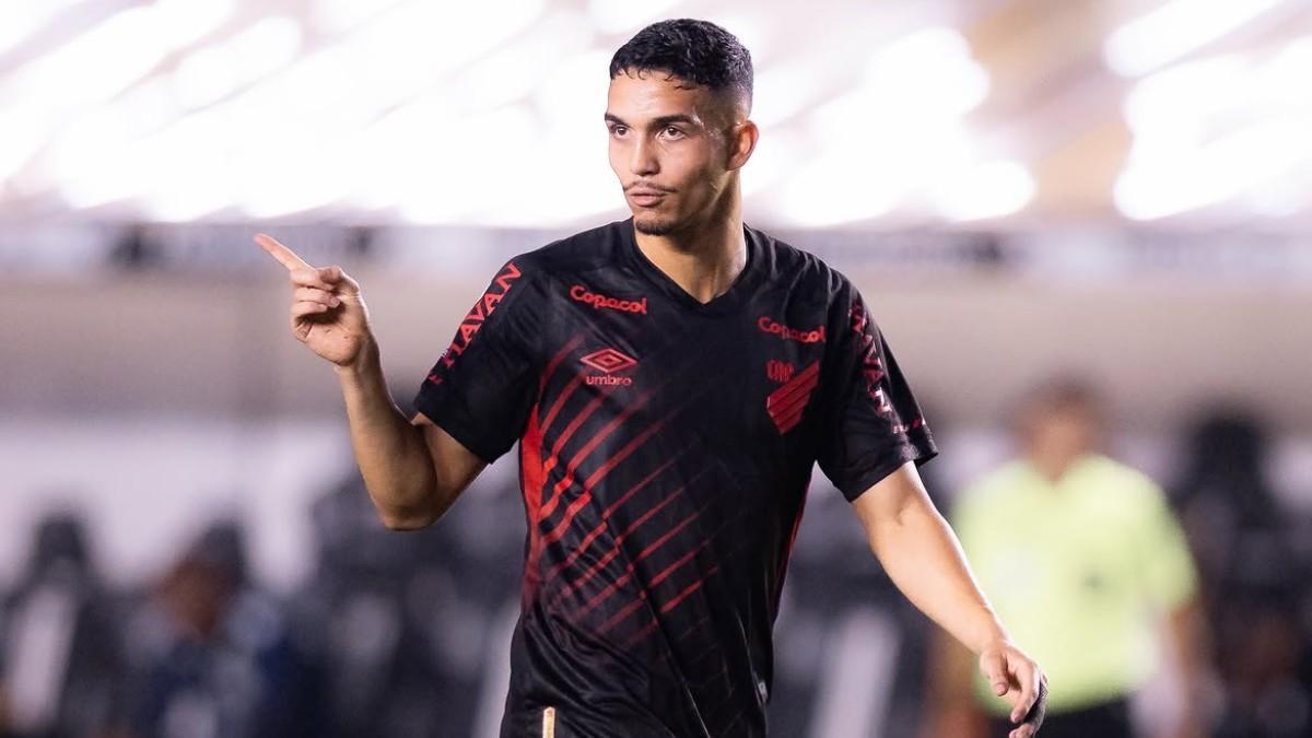 Arthur Dias en un partido del Brasileirão 2026