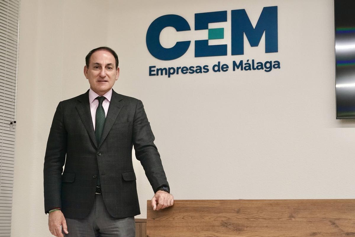 El presidente de la Confederación de Empresarios de Andalucía (CEA) y de Málaga (CEM), en la sede de la calle San Lorenzo, en Málaga capital.