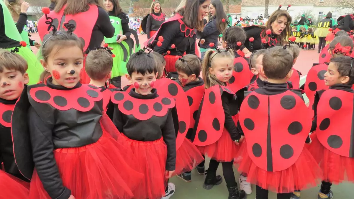 Disfraces inclusivos y por la igualdad en el desfile infantil del colegio El Llano de Monesterio