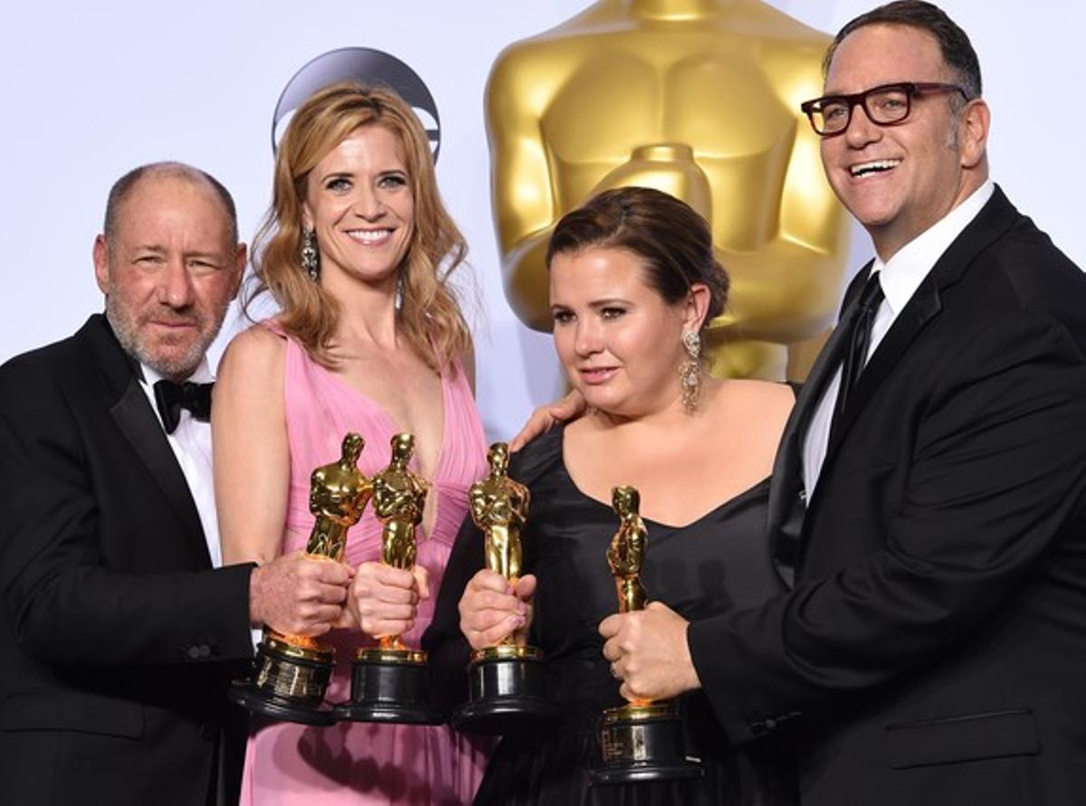 (L-R) Steve Golin, Blye Pagon Faust, Nicole Rocklin, and Michael Sugar, pose with the Oscar for Best Picture, Spotlight, in the press room during the 88th Oscars on February 28, 2016 in Hollywood.   AFP PHOTO/ROBYN BECK