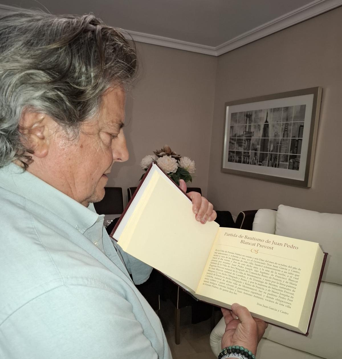 Pepe Blancat Ortiz, con el árbol genealógico que recoge que en sus antepasados hubo el apellido Prevost.