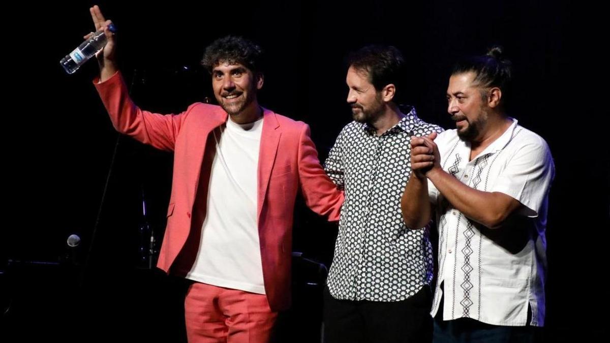 Los músicos saludan al público tras el excelente concierto
