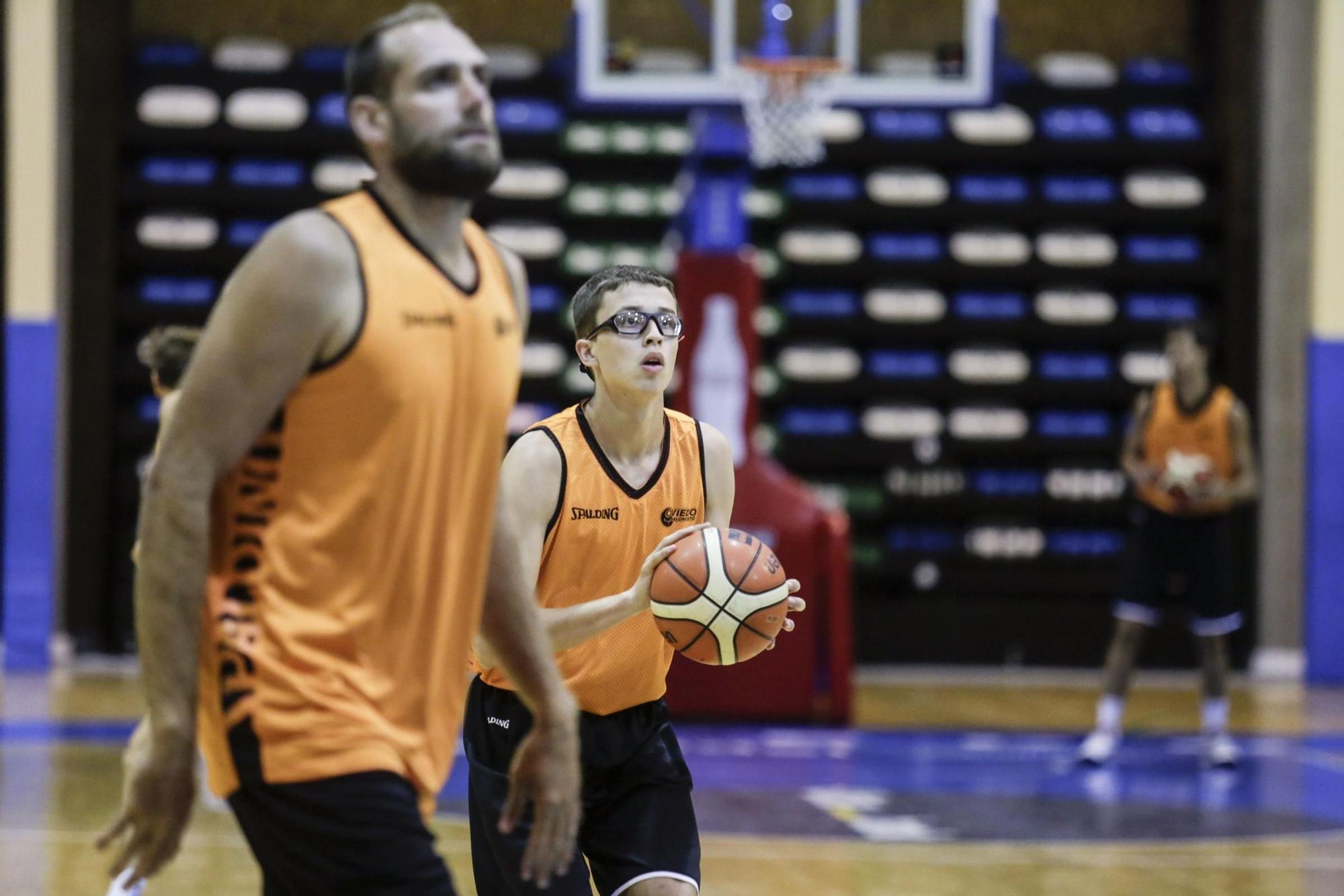 Oliver Arteaga con el Liberbank Oviedo Baloncesto