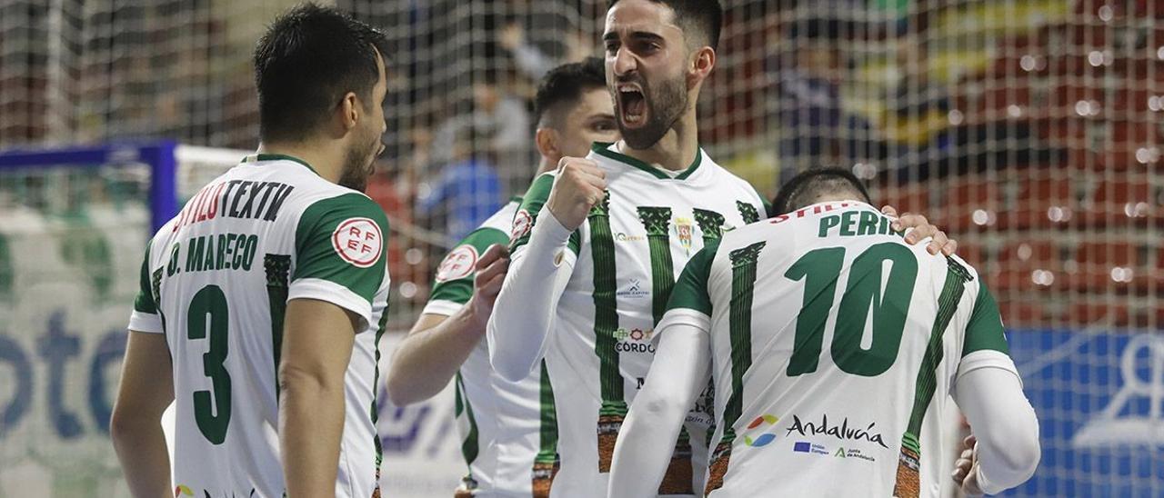 Los futbolistas del Córdoba Futsal celebran uno de sus goles ante el Xota en Vista Alegre. A.J. GONZÁLEZ