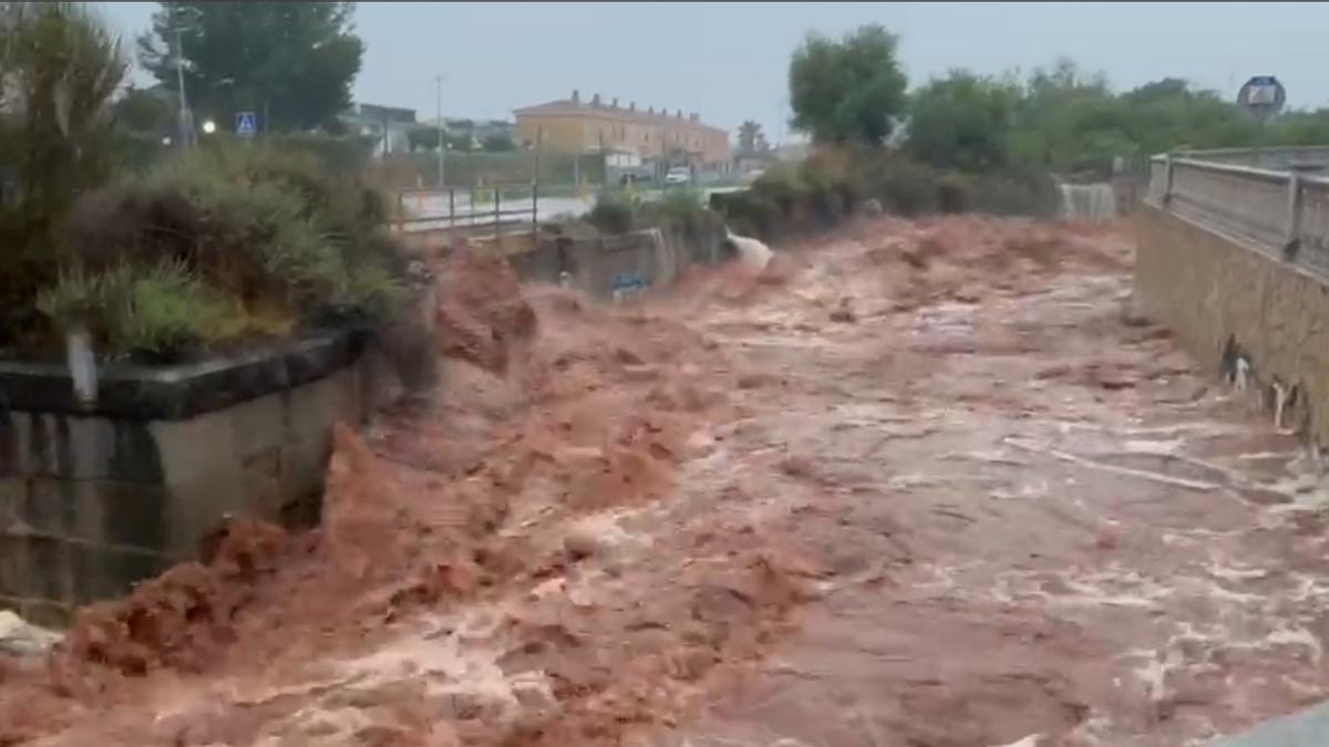 Calles inundadas, barrancos desbordados y coches atrapados en Benicàssim