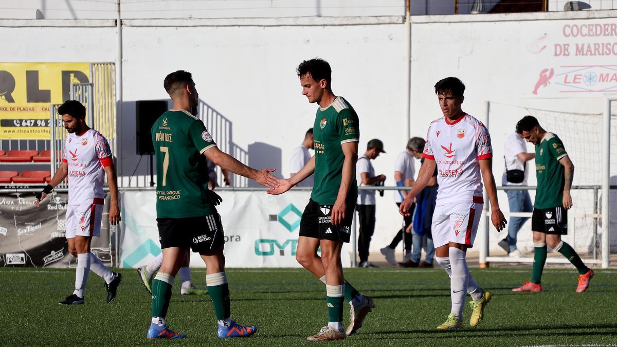 Lance del juego entre Llerenense y Cacereño en el Fernando Robina.