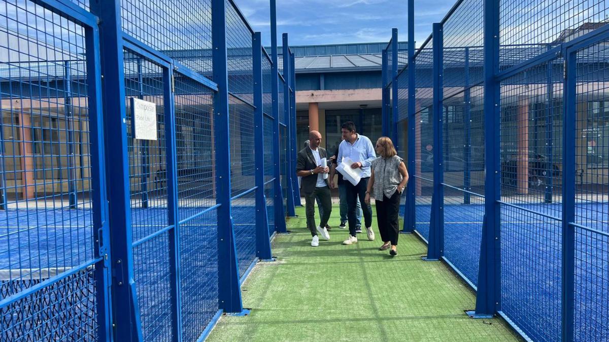 El alcalde, Alejandro Lorenzo, visita las vistas de pádel del Complejo Deportivo Municipal.