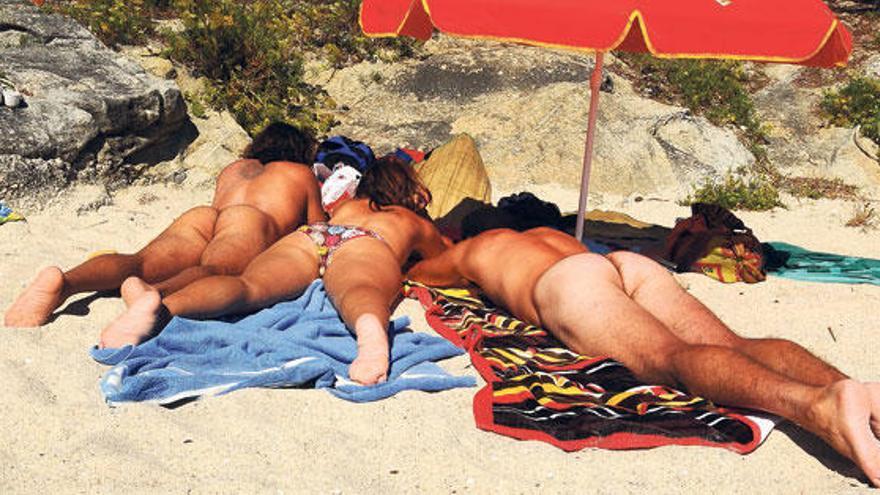 Decenas de nudistas acuden a diario a la playa de Barra, en Cangas, que fue la cuna del nudismo en los años 80.  // Gonzalo Núñez