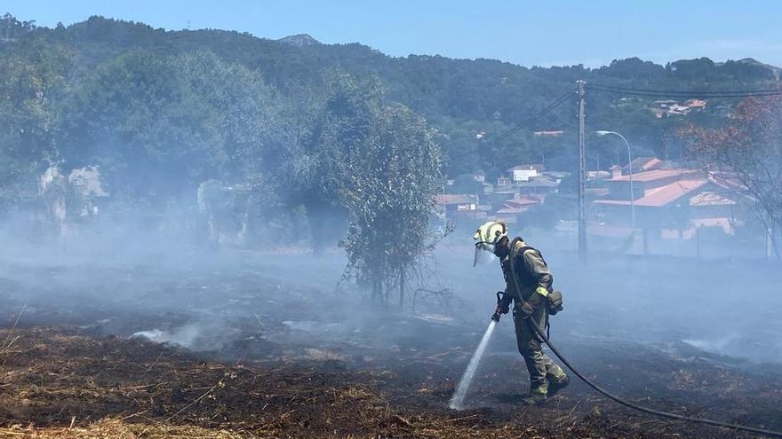 Un bombero trabajando en las tareas de extinción en As Angustias.