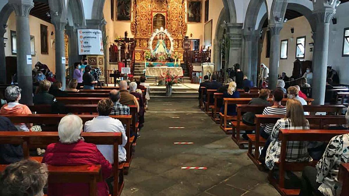 Feligreses ante la Inmaculada Concepción