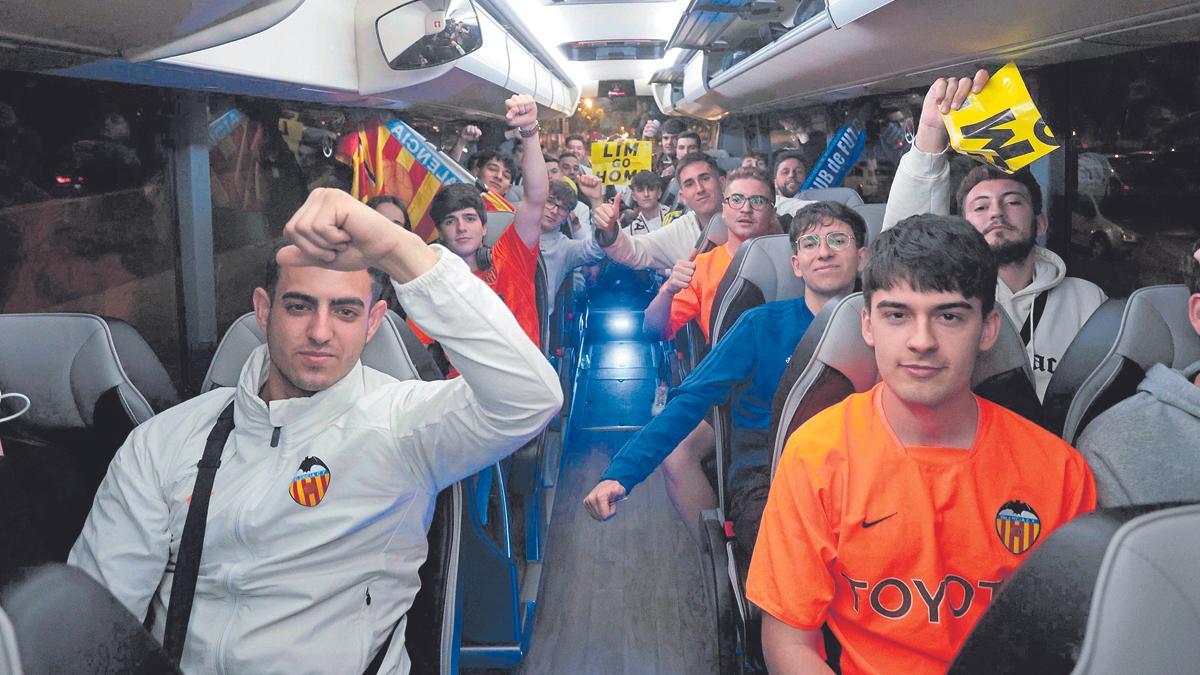 Aficionados valencianistas salen en autobús para hacer un viaje de 12 horas
