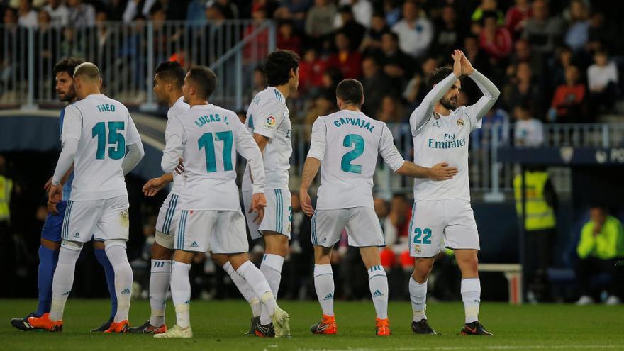 Isco pide perdón al público tras marcar el primer gol del Real Madrid en Málaga con un lanzamiento de falta directo.