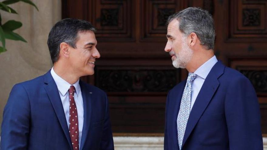 Felipe VI recibe a Pedro Sánchez en el Palacio de Marivent