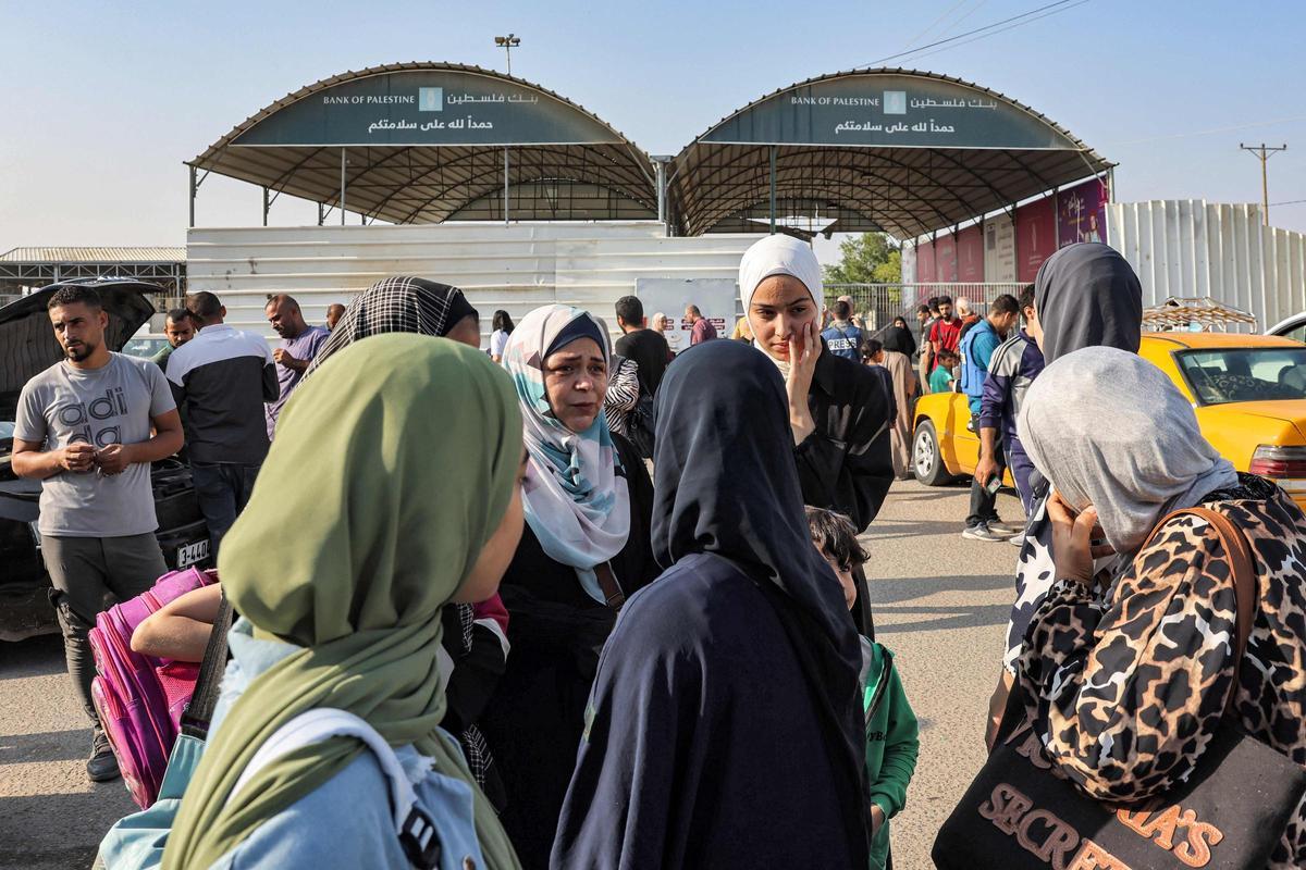 Palestinos salen de Gaza por la frontera de Rafah con Egipto