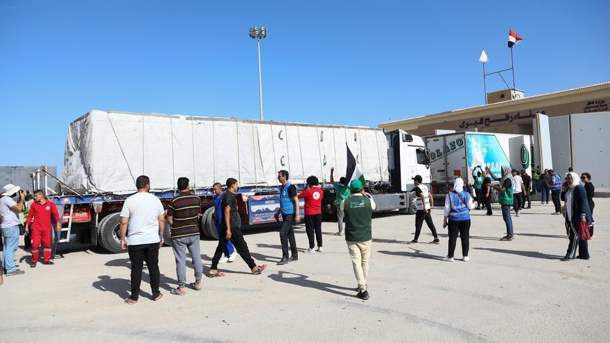 Varios camiones con ayuda humanitaria entran en Gaza por el paso fronterizo de Rafah
