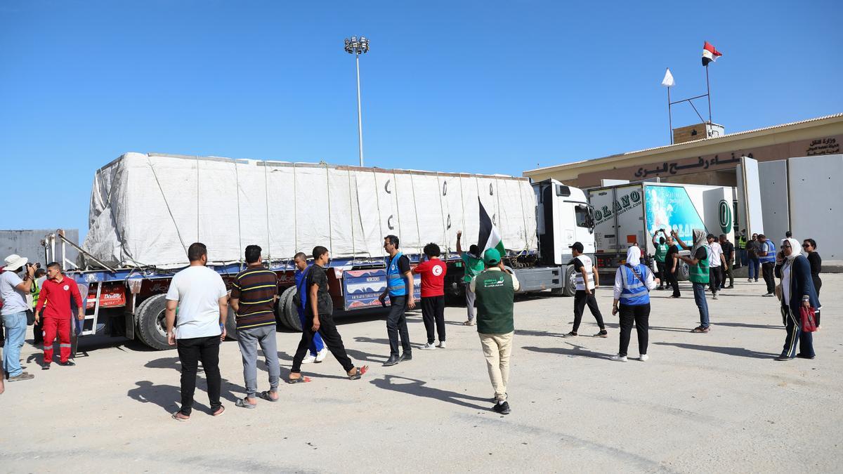 Varios camiones con ayuda humanitaria entran en Gaza por el paso fronterizo de Rafah.