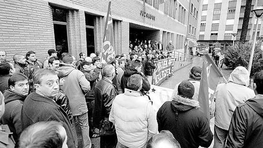 Trabajadores del grupo Duro Felguera protestan frente a los juzgados de Mieres.