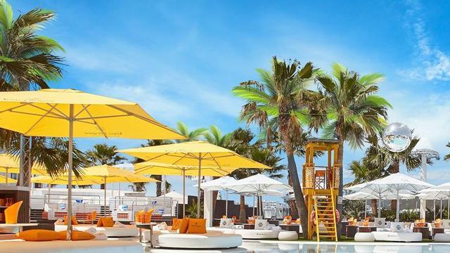 La piscina y camas de O Beach Ibiza. | O BEACH IBIZA