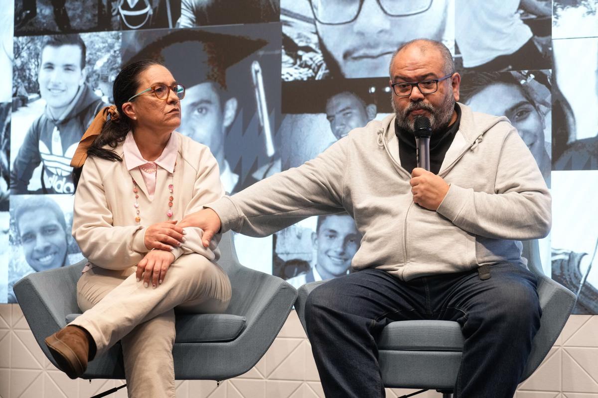 Israel Cañizales y Mónica Carrillo, padres de Armando Cañizales Carrillo, durante la rueda de prensa que familiares de jóvenes asesinados en las manifestaciones contra el régimen de Nicolás Maduro en Madrid.