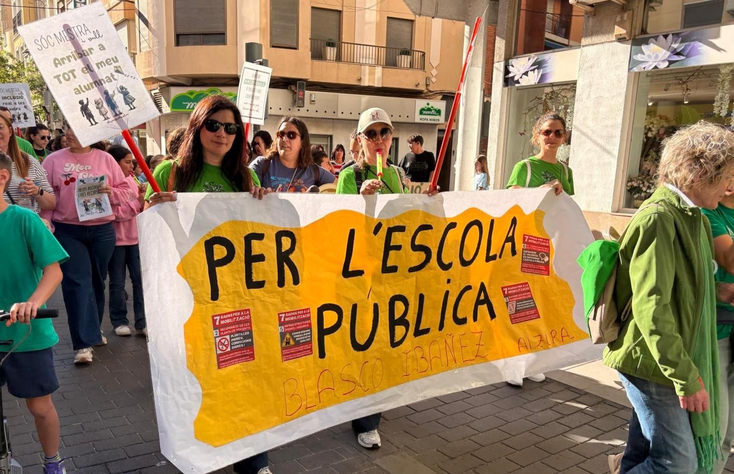 Docentes del CEIP Blasco Ibáñez de Alzira en una manifestación durante la huelga docente.