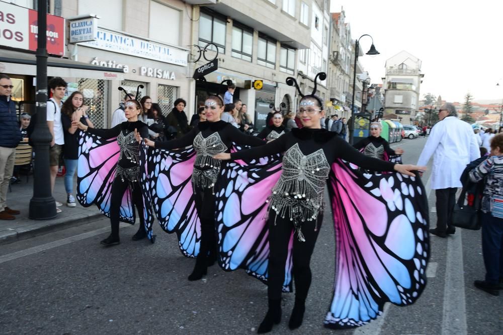 Colorido domingo de carnaval con el desfile de Cangas y la danza de Meira // Gonzalo Núñez