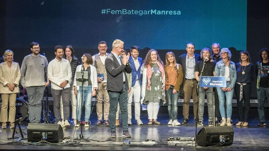 Els membres de la candidatura  d’Impulsem Manresa a l’escenari del teatre Conservatori, ahir al vespre, amb l’alcaldable Joan Vila al mig | OSCAR BAYONA