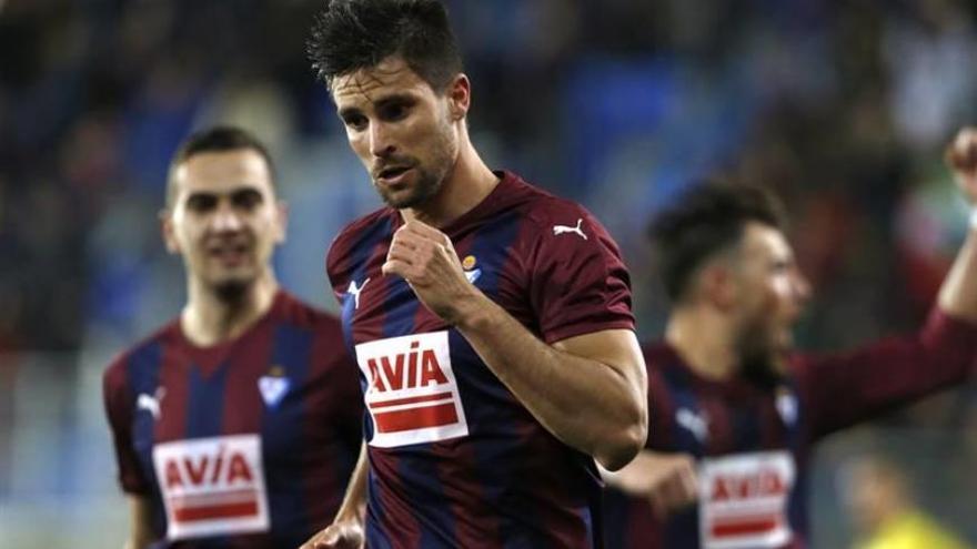 Adrián González celebra un gol durante esta temporada con el Eibar, su actual equipo.