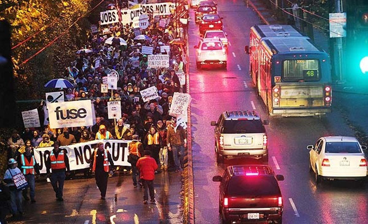 Centenars d’indignats es manifesten pels carrers de Seattle.
