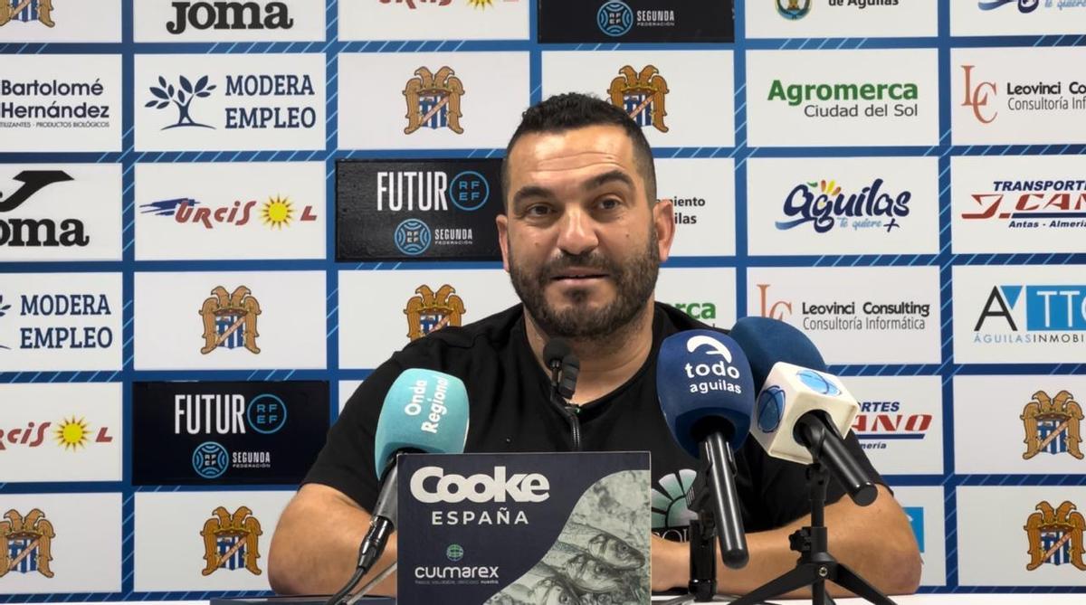Adrián Hernández, entrenador del Águilas, en rueda de prensa antes del partido ante el Lorca Deportiva