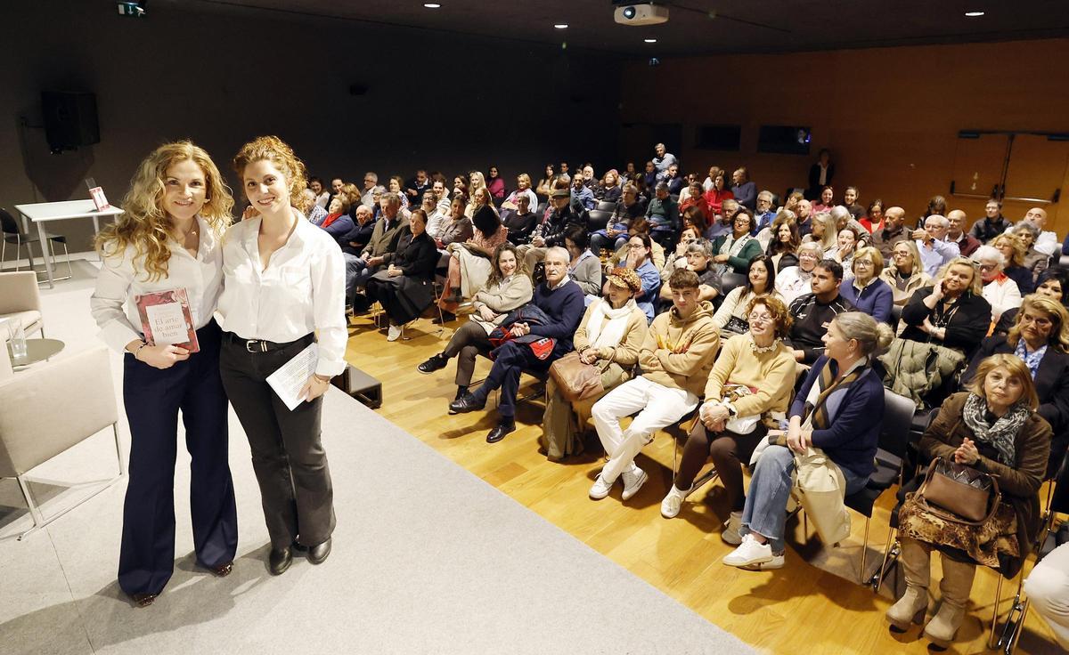 La psicóloga Silvia Congost, a la izquierda, acompañada de la periodista Carolina Neira, en el salón de actos del Museo MARCO.