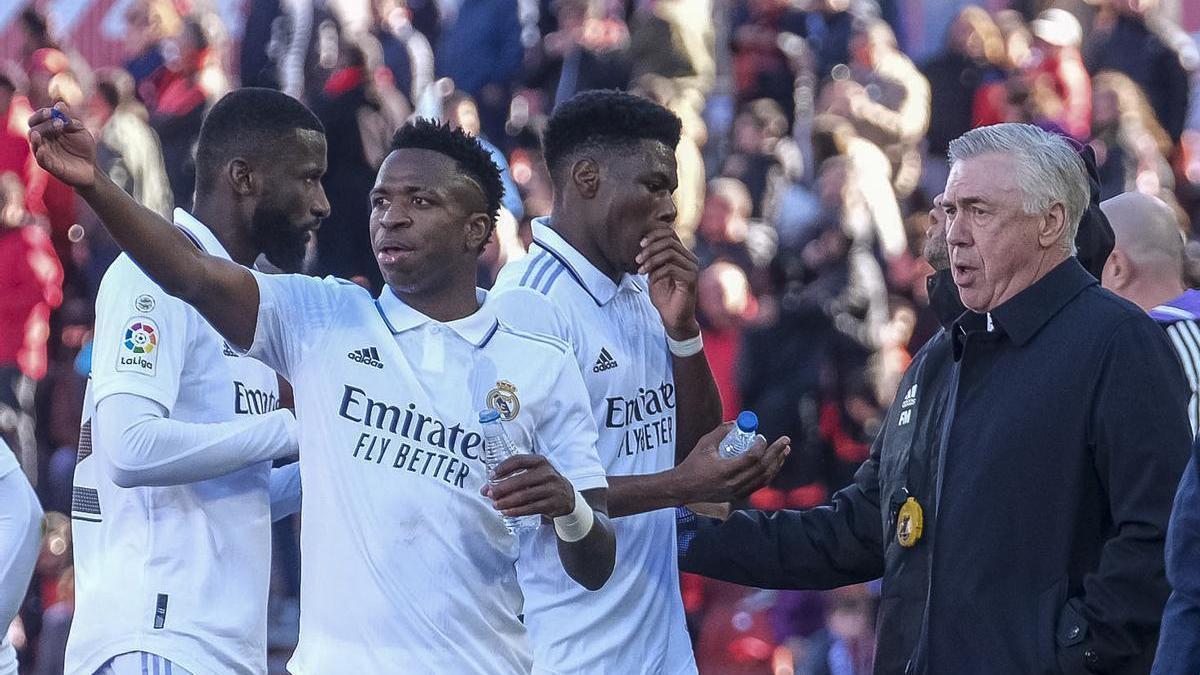 Ancelotti habla con Vinícius durante el Mallorca - Madrid