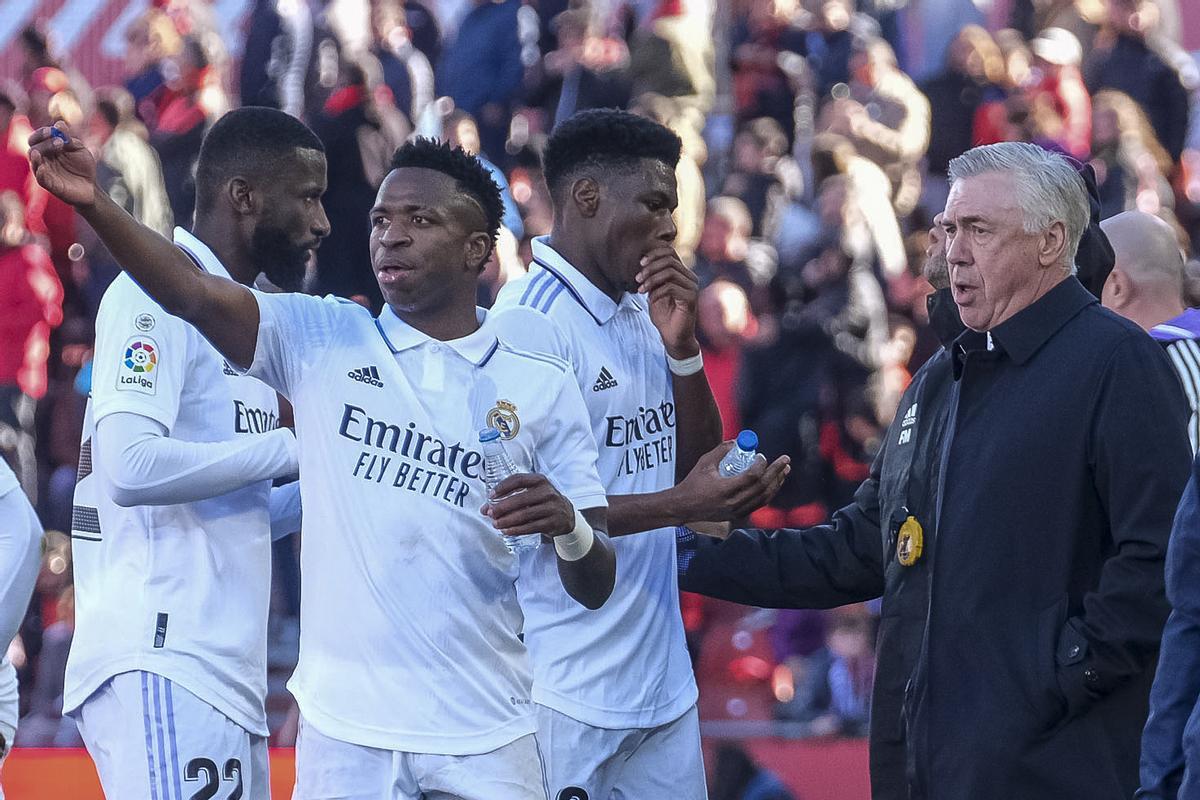 Ancelotti habla con Vinícius durante el Mallorca - Madrid