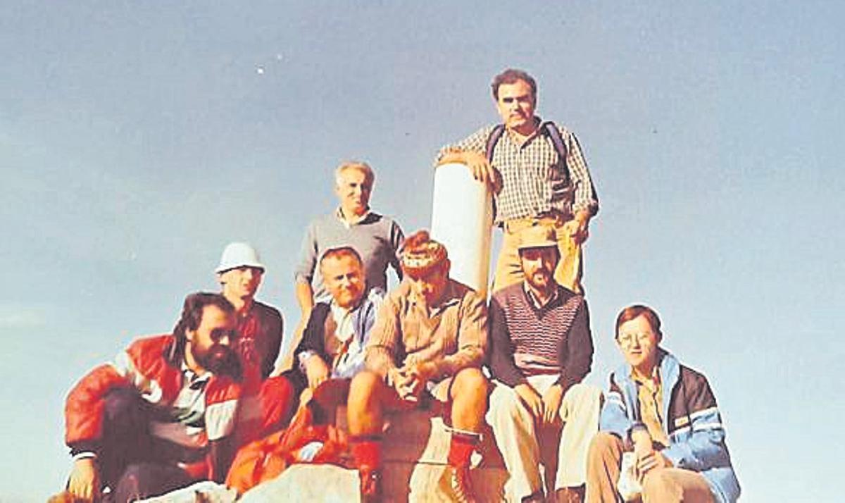 Arturo Muñiz segundo por la derecha sentado, en el pico Tiatordos