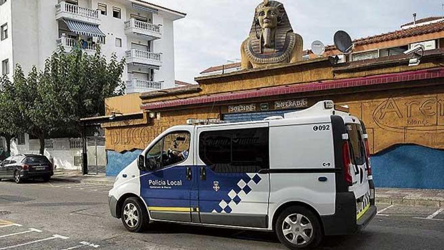 Un vehículo de la Policía Local de Blanes (Girona), ante la discoteca donde ocurrieron los hechos.