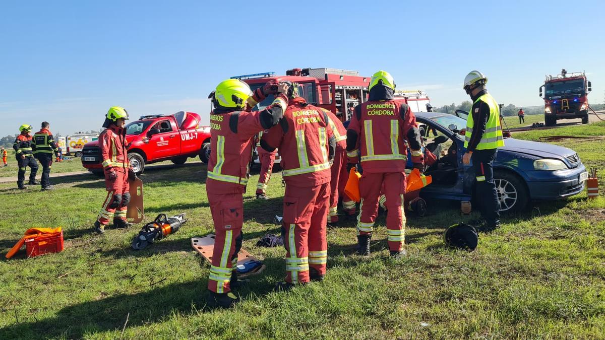 Trabajo de los bomberos durante el simulacro en el aeropuerto de Córdoba.