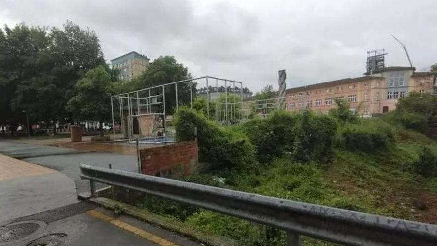Langreo alcanza un acuerdo para hacerse con el suelo que permitirá ampliar el parque Pinín (y hacer un nuevo vial para dar salida al tráfico de los colegios de la zona)