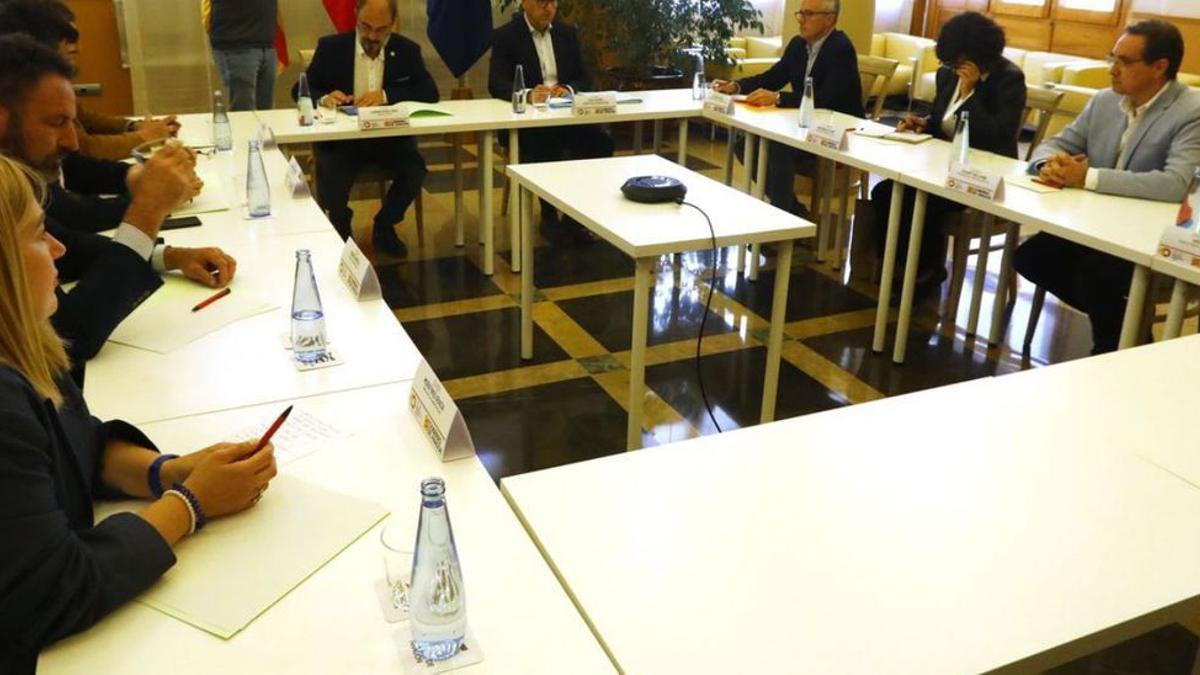 Reunión de Javier Lambán y Felipe Faci con los alcaldes del Pirineo el pasado mes de mayo.