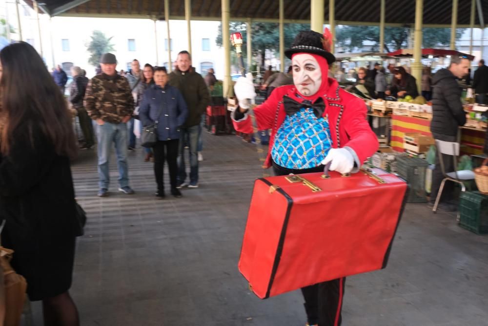 L''Home dels Nassos es passeja per Figueres