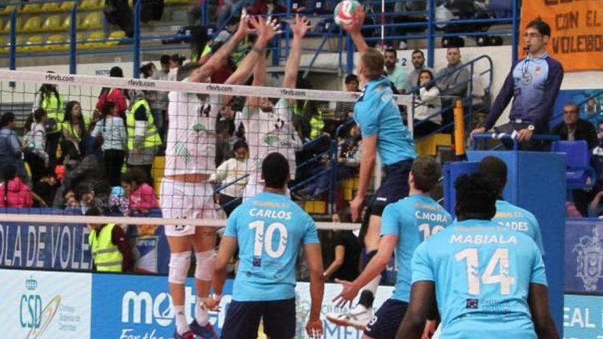 Pablo Kukartsev remata un balón en el partido de ayer.